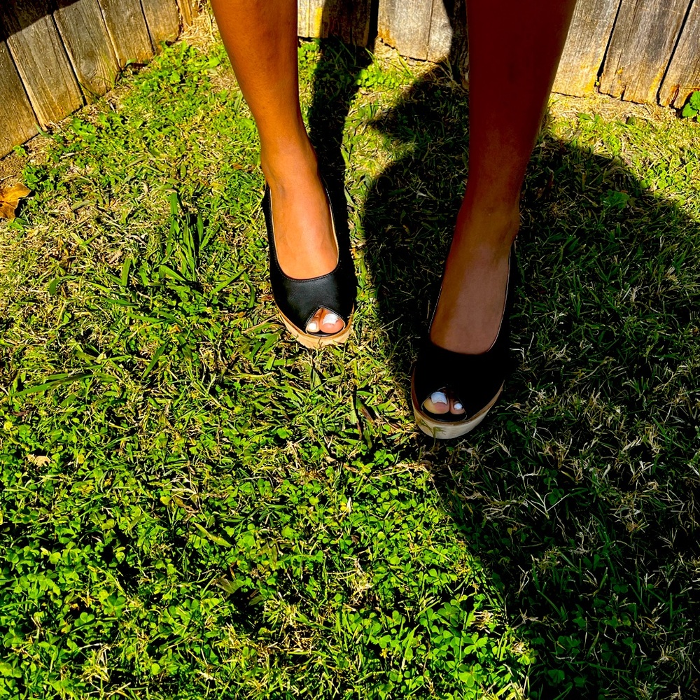 Black wedges